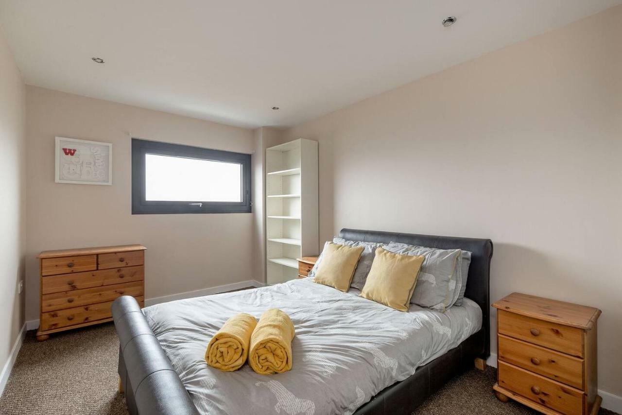 Modern Riverfront Apt. 10 Mins From Hydro/Secc Glasgow Exterior photo